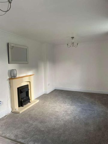 Circular Drive, Renishaw, S21 - Photo 2