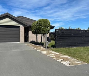 Short Term 3 Bedroom, 2 Bathroom Home - Photo 3