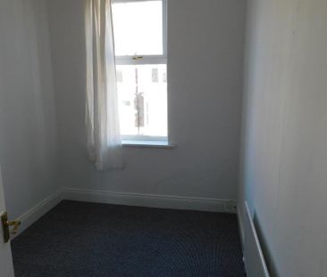 3 bedroom flat to rent - Photo 3
