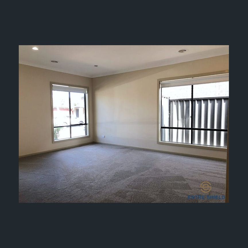 Perfect for almost any family to move-in! Great location in Truganina！ - Photo 1