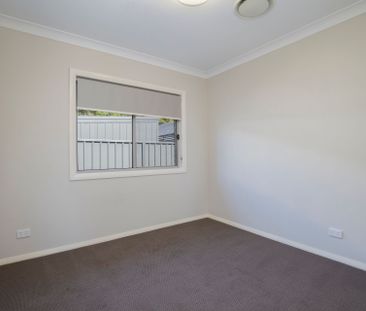 Tidy, Beachside 4 Bedroom Home with Ducted Air Con - Photo 5