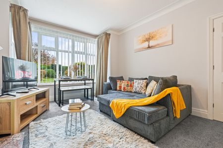 4 Bed Semi-Detached House, Lidgett Park Avenue, LS8 - Photo 2