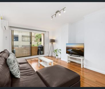 Modern light filled home in idyllic location - Photo 3