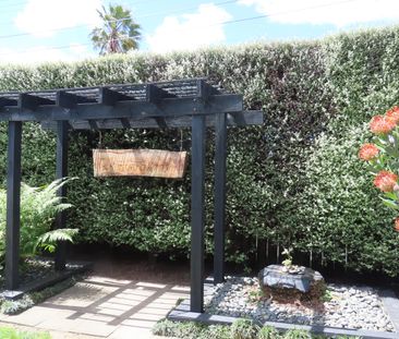 Comfortable Family Home close to everything - Photo 5