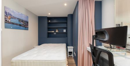 A beautifully presented river facing apartment with flexible living space and an excellent specification, within a sought after portered development. - Photo 4