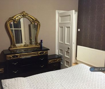 3 bedroom flat to rent - Photo 3