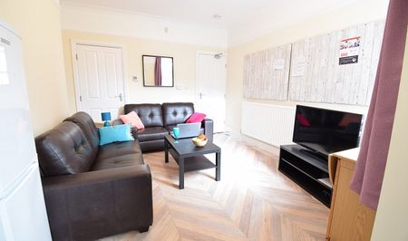 Spacious 4 bedroom property - Photo 3