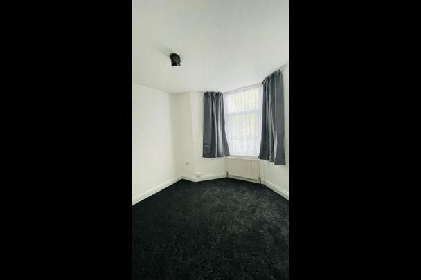 3 Bed Flat, East Ham, E6 - Photo 1