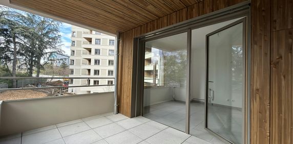 Bron : Beau T3 neuf avec cuisine aménagée, loggia et parking - Photo 2