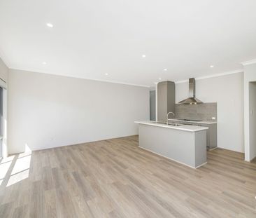 MODERN, STYLISH AND LOW MAINTENANCE 4 BEDROOM HOME! - Photo 6