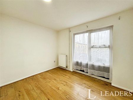 3 bedroom flat to rent - Photo 4