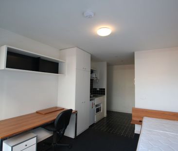 Stylish Studio Apartment- STUDENTS ONLY - Photo 2