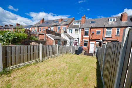 3 bedroom end of terrace house to rent - Photo 5