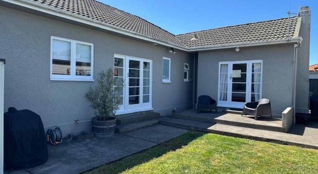 Well presented family home opposite St John's College - Photo 1