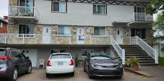 Très grand, 4 1/2 (2e étage de 5 plex ) non chauffé a louer - Photo 2