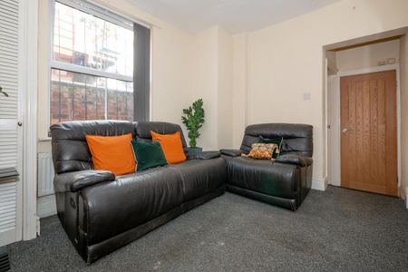 5 bedroom end of terrace house to rent - Photo 2