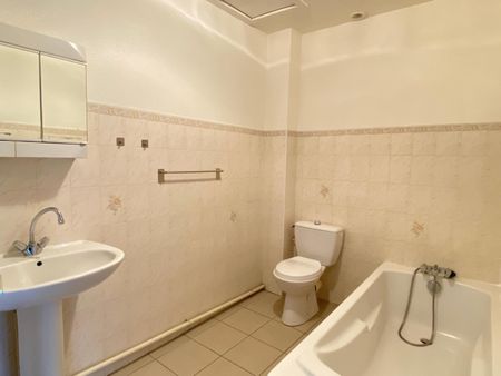 Location Appartement 3 pièces 83m² VILLENEUVE DE BERG 07170 - Photo 2