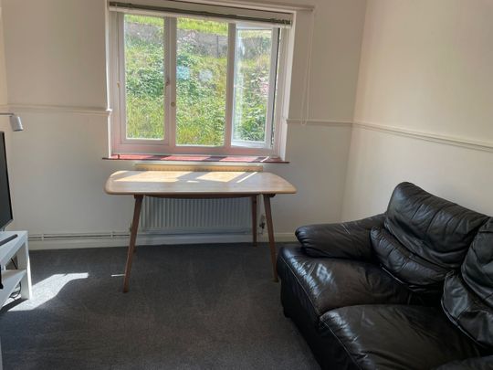 4 Bed Semi-Detached House, Auckland Drive, BN2 - Photo 1