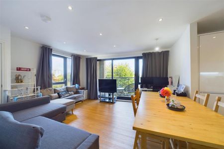 3 bedroom flat to rent - Photo 2