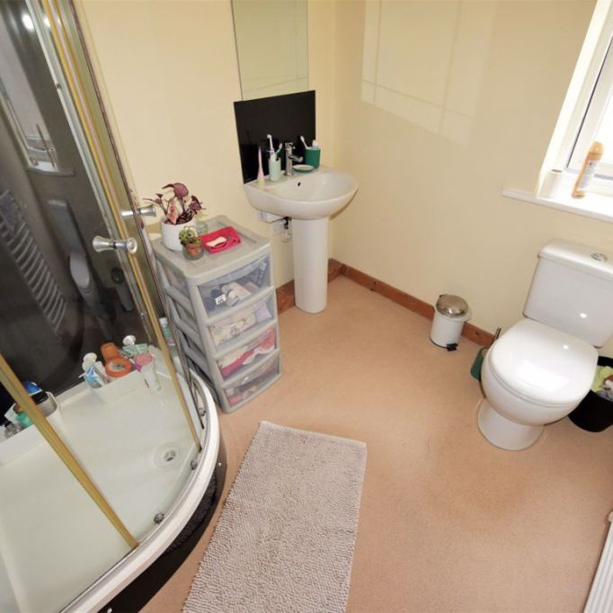 2 bedroom Flat in Low Close Street, Leeds - Photo 1