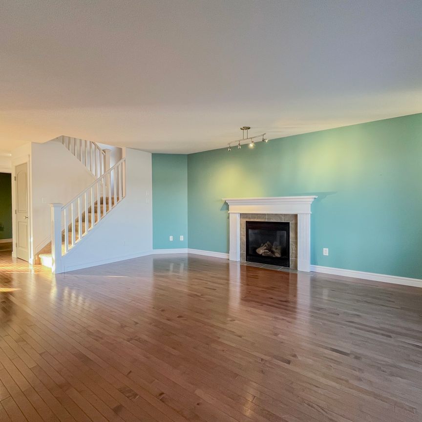 Spacious 5 Bed 4 Bath Home In South Terwillegar | Double Garage | Fire Pit - Photo 1