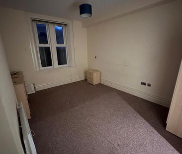 3 bedroom flat to rent - Photo 2