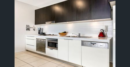 Executive Apartment with district and CBD skyline vistas - Photo 3