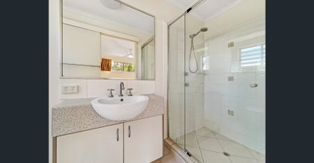 House-Sized Duplex Villa - Moments to Beach and Cafes! - Photo 3