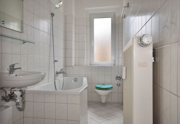 2-Raum • Tageslichtbad mit Wanne • Balkon • Laminat • Sonnig • Stellplatz • Besichtigungstermin!? - Photo 1