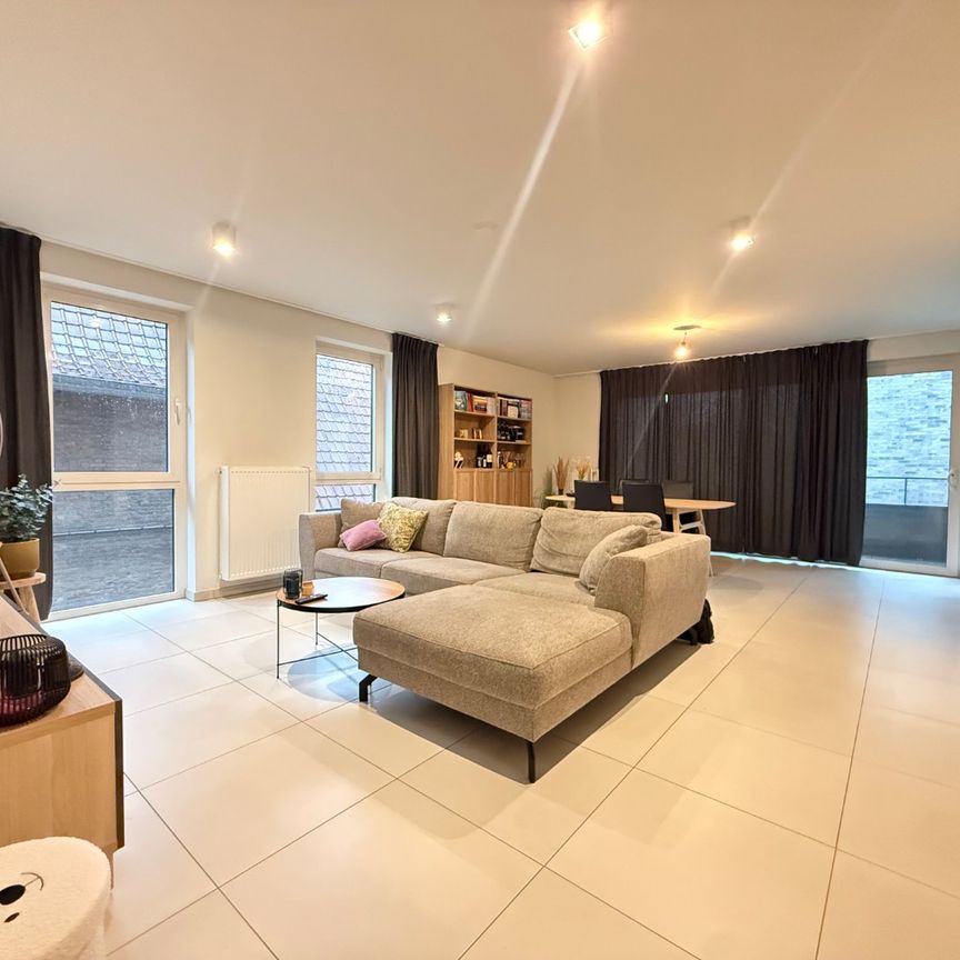 Ruim twee-slaapkamerappartement in het centrum van Tielt. - Photo 1