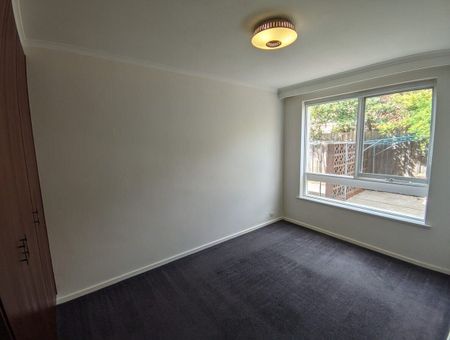 Caulfield North - Photo 3