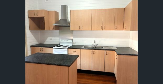 High Ceilings and Old World Charm - Photo 1