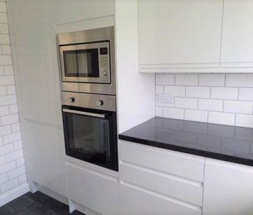 3 bedroom flat to rent - Photo 2
