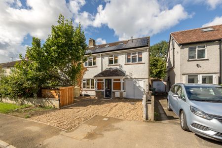 OX Living is proud to present this high-quality 8-bedroom co-living property, perfect for working professionals looking for stylish, stress-free living. Room 3 - Photo 5