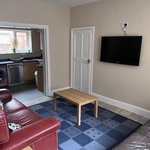 4 bedroom private hall to rent - Photo 2