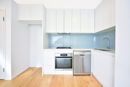 Modern one-bedroom apartment in convenient location - Photo 5