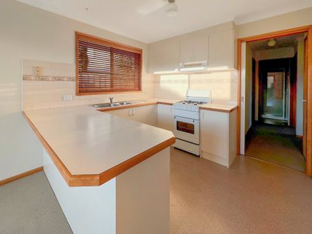 2/5 Arbour Grove, Belmont - Photo 4