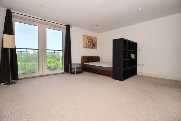 Studio to rent - Photo 1