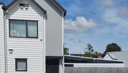 Stunning Two Bedroom Townhouse - Photo 4