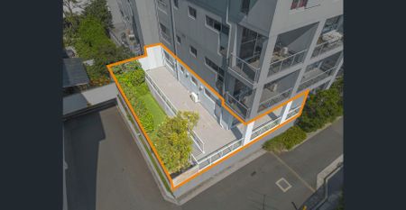 “Immaculate and modern throughout” - Photo 3