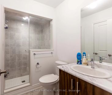 Townhouse For Lease | N8141234 - Photo 2