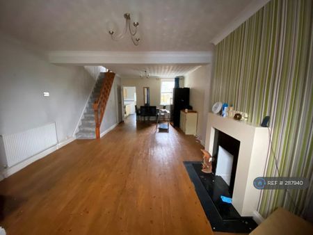 3 bedroom semi-detached house to rent - Photo 2