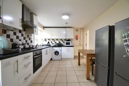 1 bedroom in a house share to rent - Photo 3