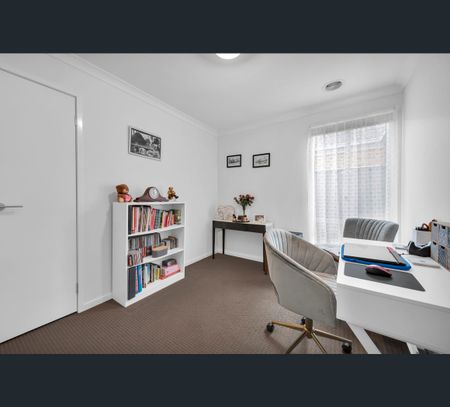4 Fleuve Rise, Clyde North, Vic 3978 - Photo 5