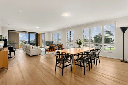 Exquisite Three-Bedroom Apartment within the Prestigious Marina East Complex - Photo 4