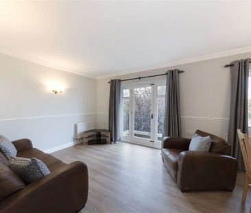 A bright and spacious, two bedroom flat in an ideal gated mews clos... - Photo 3