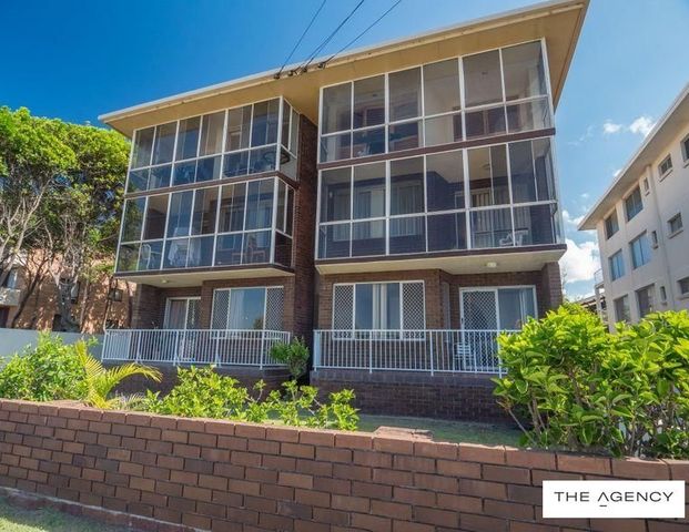 Fully Renovated 2 bedroom Unit Across From Kirra Beach - Photo 1
