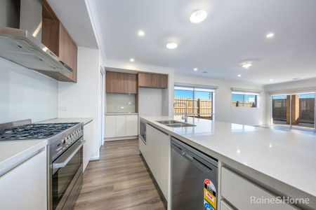 32 Koora Drive, Sunbury, VIC 3429 - Photo 2