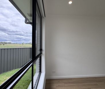 Immaculate 2 bedroom Home Unit with Mountain District Views - Ducte... - Photo 1