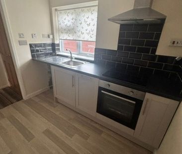 1 bed Flat - To Let - Photo 4